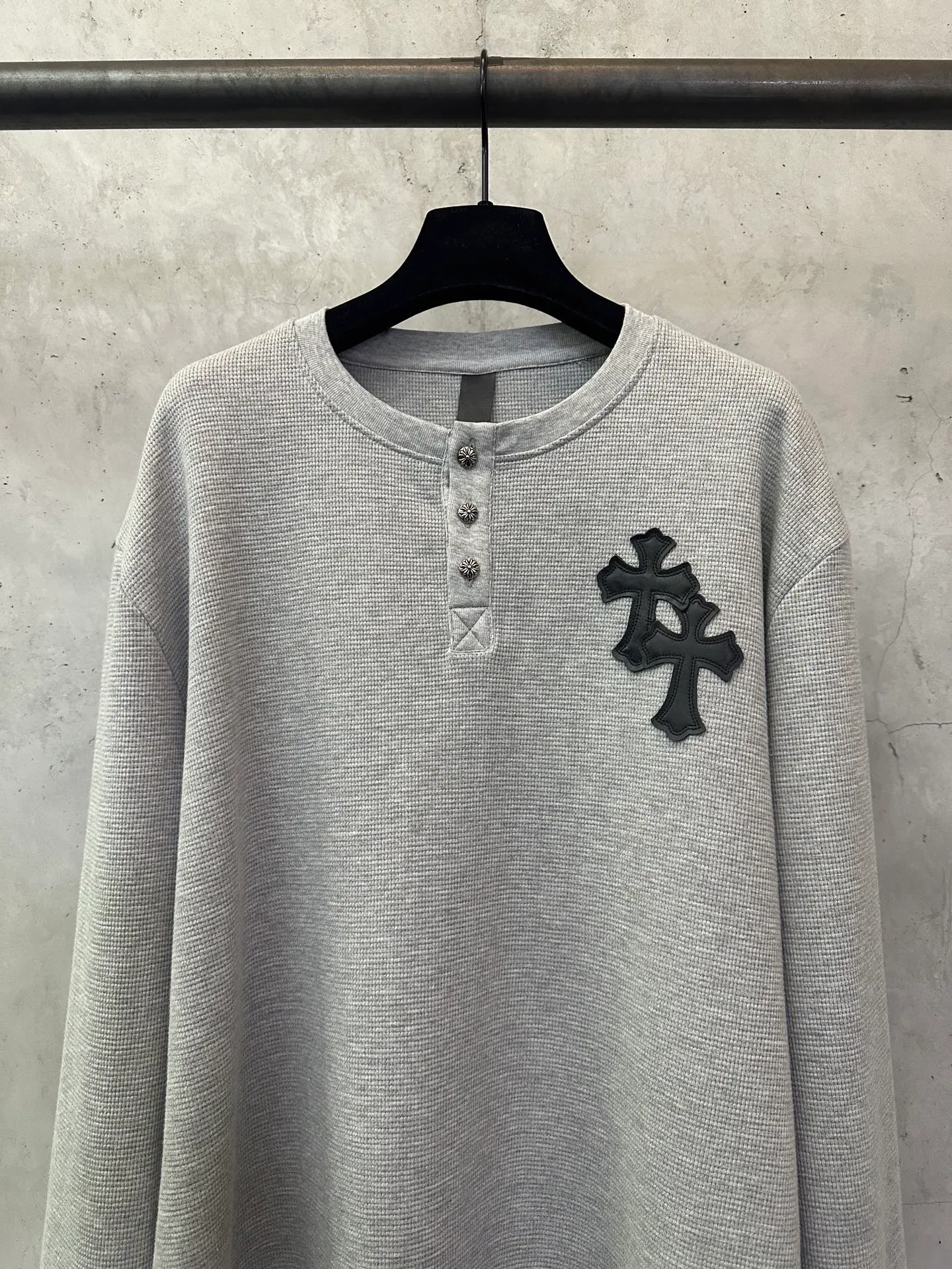 P390 Chrome Hearts patchwork leather Henry collar waffle long-sleeved T. Fabric: Made of 350g cotton waffle double-layer material. Differentiating low weight, cutting corners and non-pure cotton market products), a lot of effort has been put into the fabric, hardware and craftsmanship. The top quality in the market and industry benchmark are only owned by a few people. The overall wiring is straight and delicate, the fabric is comfortable and soft, and the color is consistent without color difference. Customized hardware, thread, accessories, plate alignment, same style for men and women -Color: black gray -Size: S M L